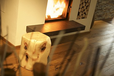 Zirbenhocker im Wohnzimmer gesundheitshocker