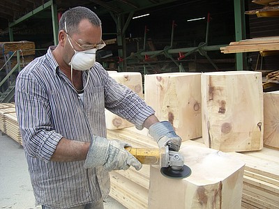 Produktion eines Zirbenhockers Holz Zirbelkiefer